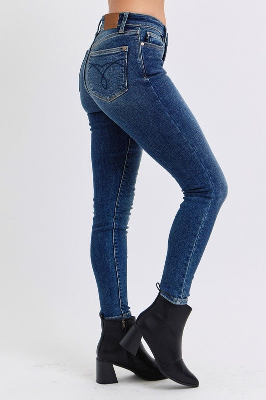Judy Blue Mid-Rise Waist Skinny Jeans with Pockets are a versatile and essential piece for any wardrobe. With a flattering mid-rise waist and slimming skinny fit, these jeans create a sleek and stylish look. 
The addition of a thin thermal lining provides lightweight warmth, making them perfect for cooler days, while the pockets offer both functionality and casual flair. Right side view
