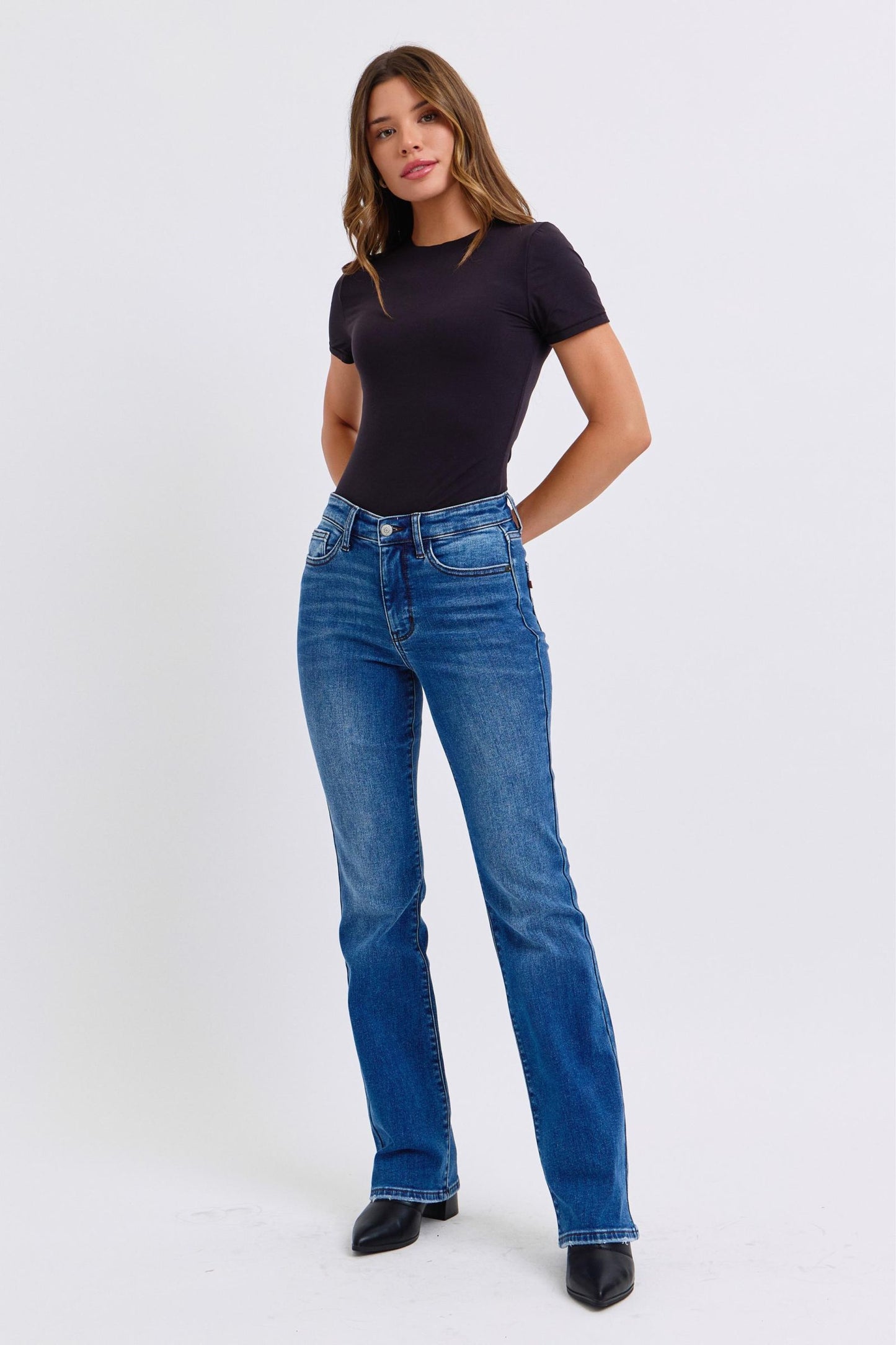 Judy Blue Mid-Rise Bootcut Jeans with thermal Lining. Featuring a mid-rise waist that offers a comfortable and flattering fit, these jeans accentuate the natural waistline. 
The bootcut silhouette flares slightly at the leg opening, creating a classic and elongating look. 
Designed with a thin thermal lining, these jeans provide lightweight warmth, making them perfect for cooler days. Front view
