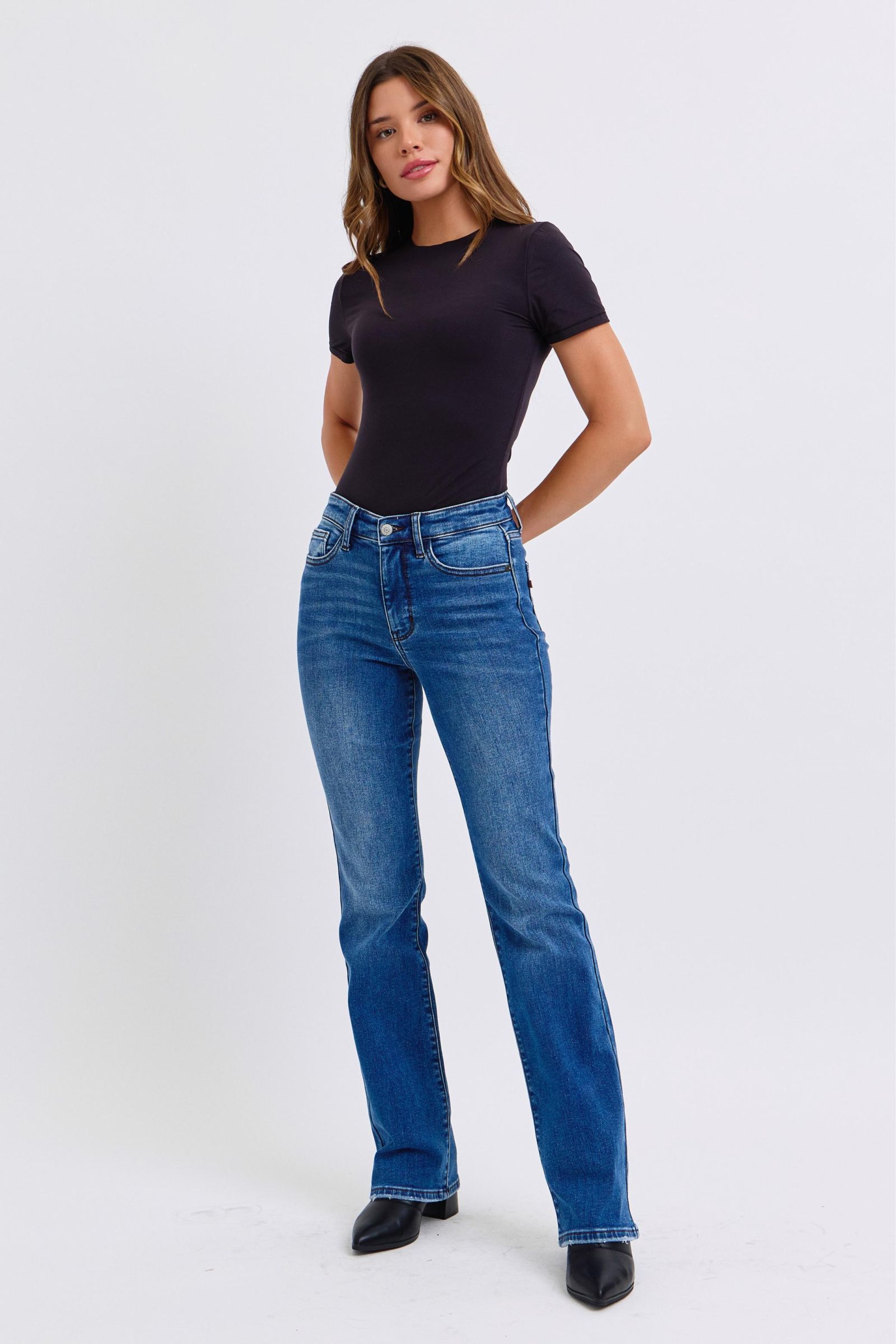 Judy Blue Mid-Rise Bootcut Jeans with thermal Lining. Featuring a mid-rise waist that offers a comfortable and flattering fit, these jeans accentuate the natural waistline. 
The bootcut silhouette flares slightly at the leg opening, creating a classic and elongating look. 
Designed with a thin thermal lining, these jeans provide lightweight warmth, making them perfect for cooler days. Front view