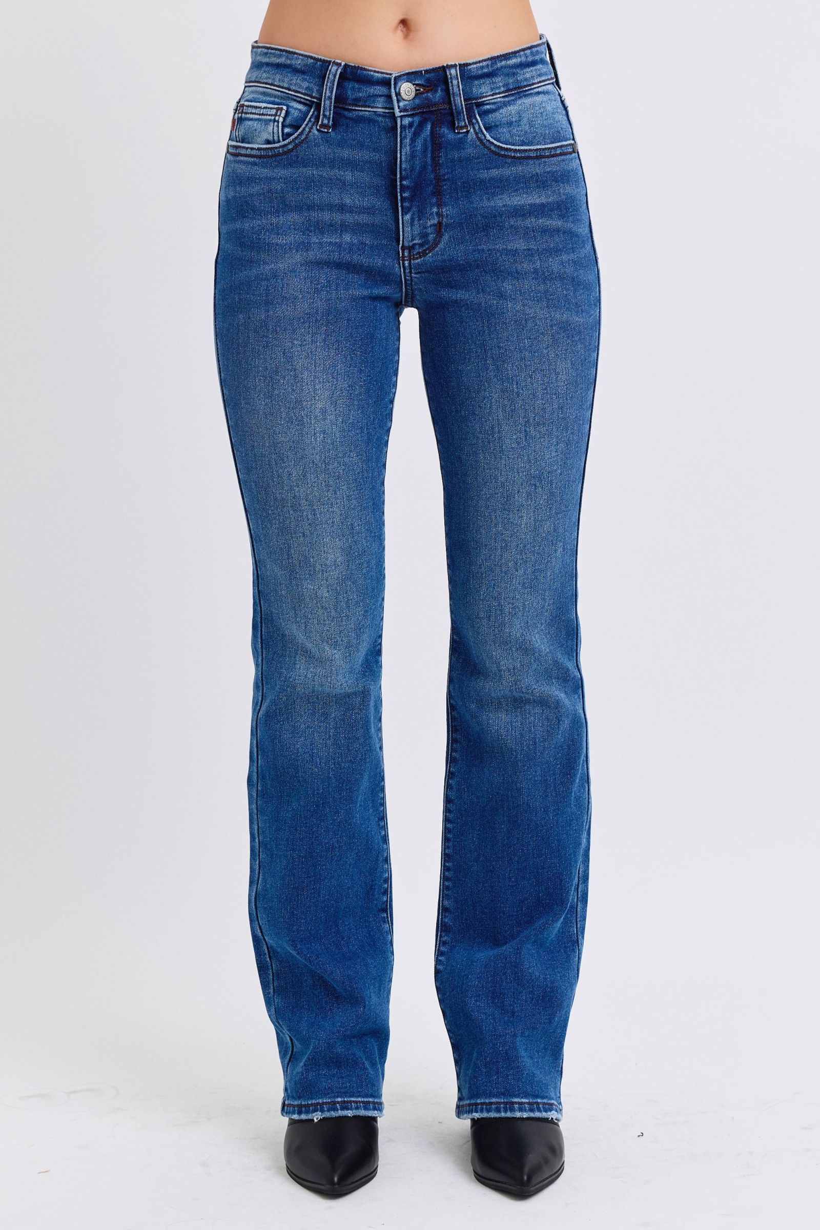  Judy Blue Mid-Rise Bootcut Jeans with thermal Lining. Featuring a mid-rise waist that offers a comfortable and flattering fit, these jeans accentuate the natural waistline. 
The bootcut silhouette flares slightly at the leg opening, creating a classic and elongating look. 
Designed with a thin thermal lining, these jeans provide lightweight warmth, making them perfect for cooler days. Front view