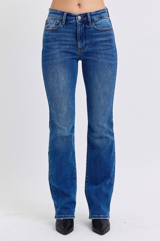  Judy Blue Mid-Rise Bootcut Jeans with thermal Lining. Featuring a mid-rise waist that offers a comfortable and flattering fit, these jeans accentuate the natural waistline. 
The bootcut silhouette flares slightly at the leg opening, creating a classic and elongating look. 
Designed with a thin thermal lining, these jeans provide lightweight warmth, making them perfect for cooler days. Front view