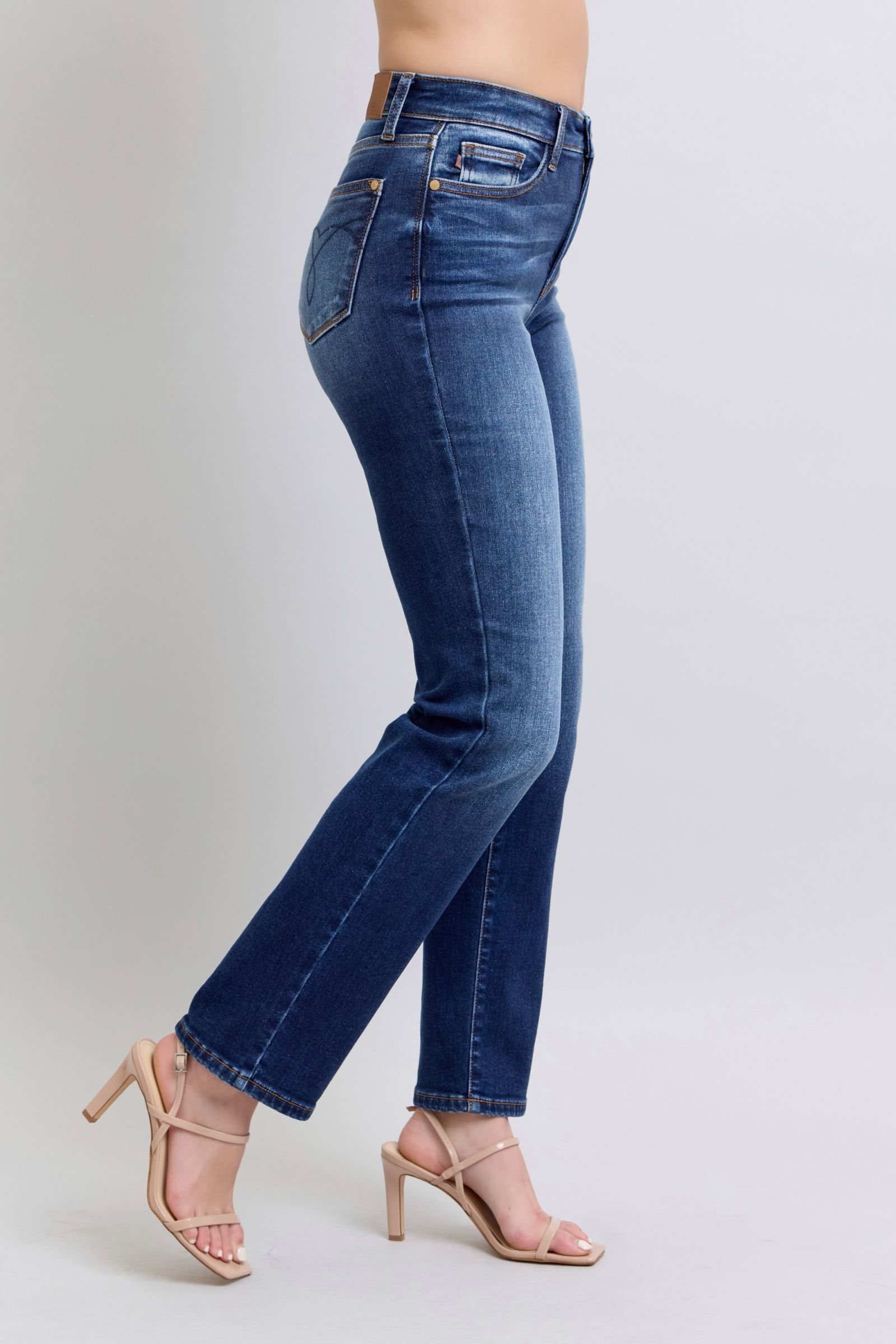 Judy Blue Washed Straight Leg Jeans with Pockets are a practical and fashionable choice for your everyday wardrobe. The washed finish gives them a laid-back and casual feel, while the straight leg cut offers a flattering silhouette. The addition of pockets adds functionality and convenience, making these jeans a perfect blend of style and practicality. Right side view