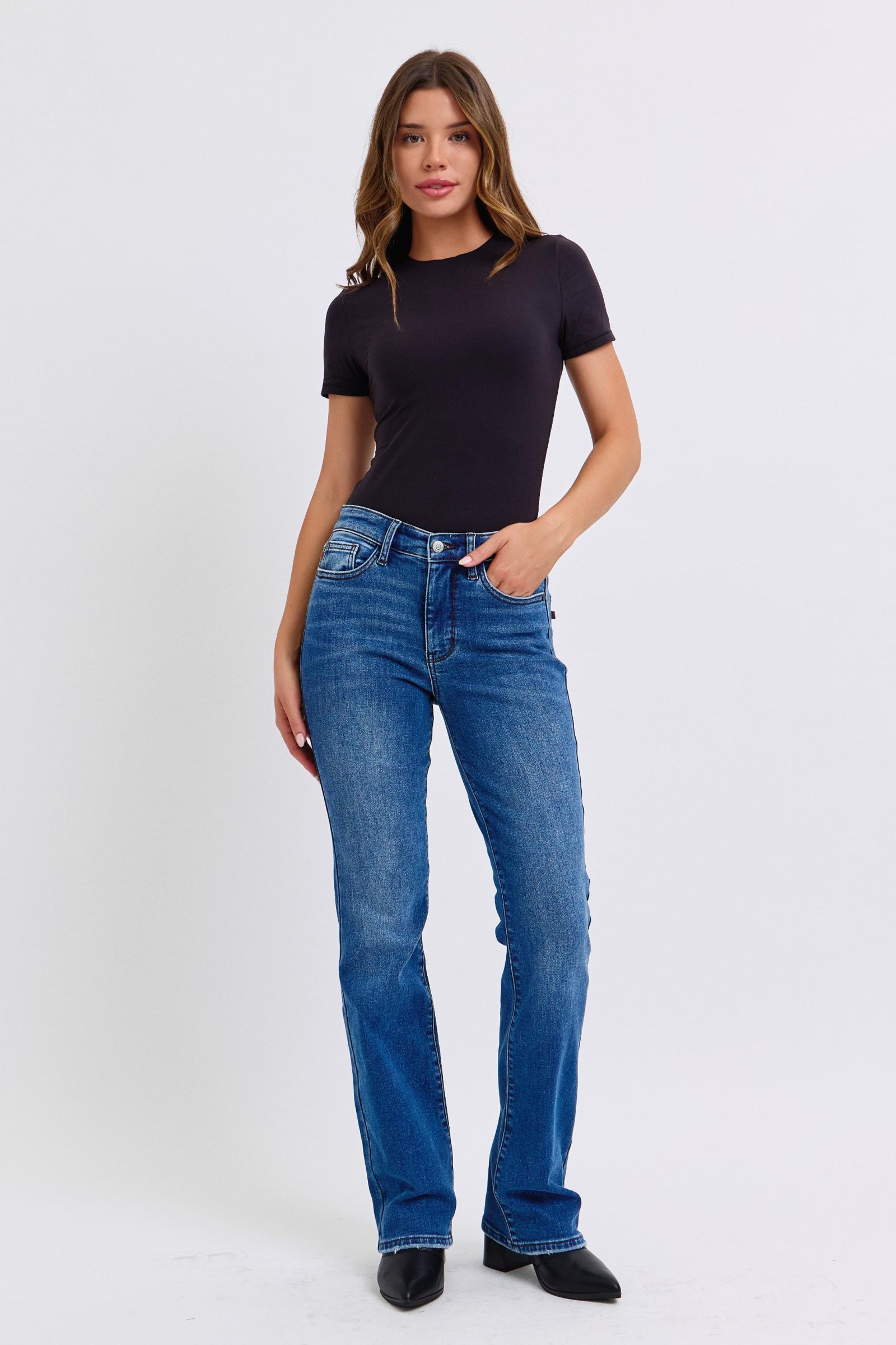 Judy Blue Mid-Rise Bootcut Jeans with thermal Lining. Featuring a mid-rise waist that offers a comfortable and flattering fit, these jeans accentuate the natural waistline. 
The bootcut silhouette flares slightly at the leg opening, creating a classic and elongating look. 
Designed with a thin thermal lining, these jeans provide lightweight warmth, making them perfect for cooler days. Front view